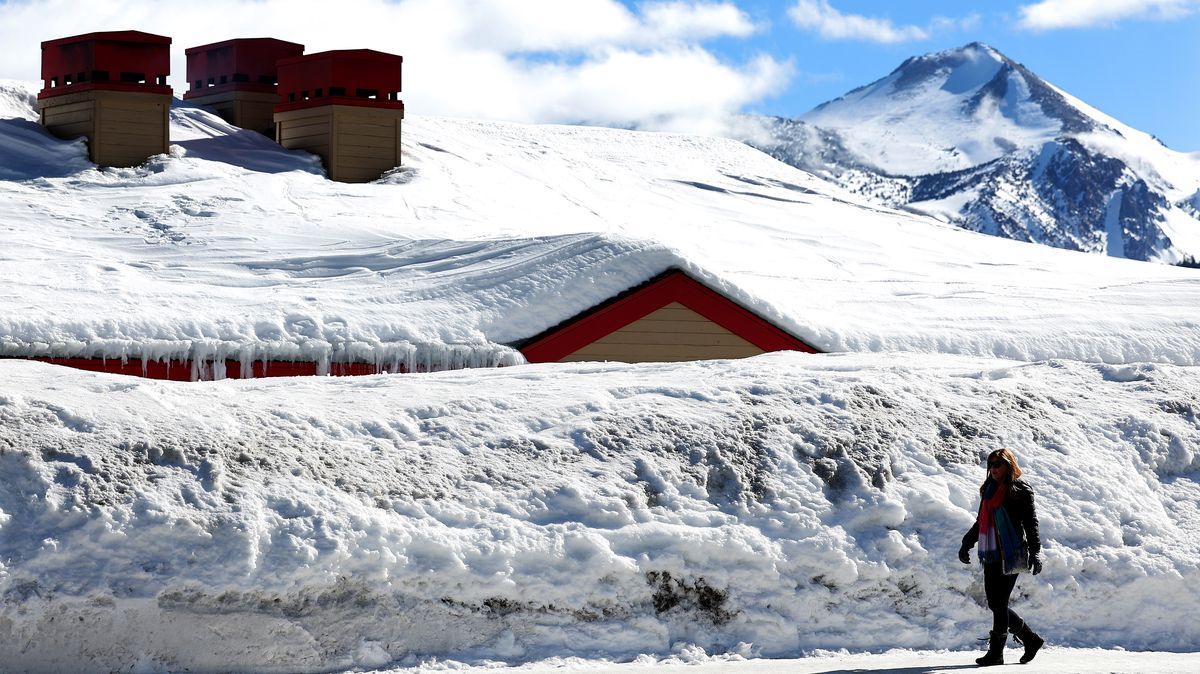 Fotky: Příval sněhu v kalifornských horách pomohl zmírnit extrémní sucho